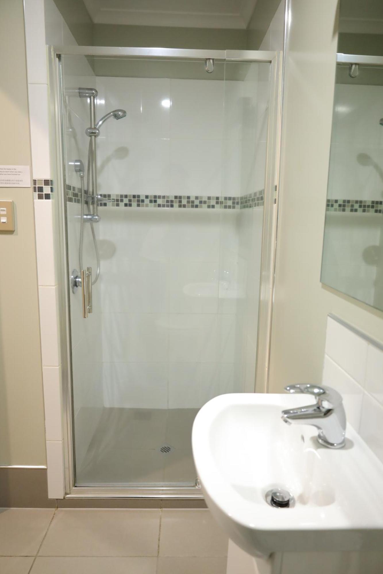 Motel Tower Junction Motor Lodge: With Free Railway Shuttle Christchurch