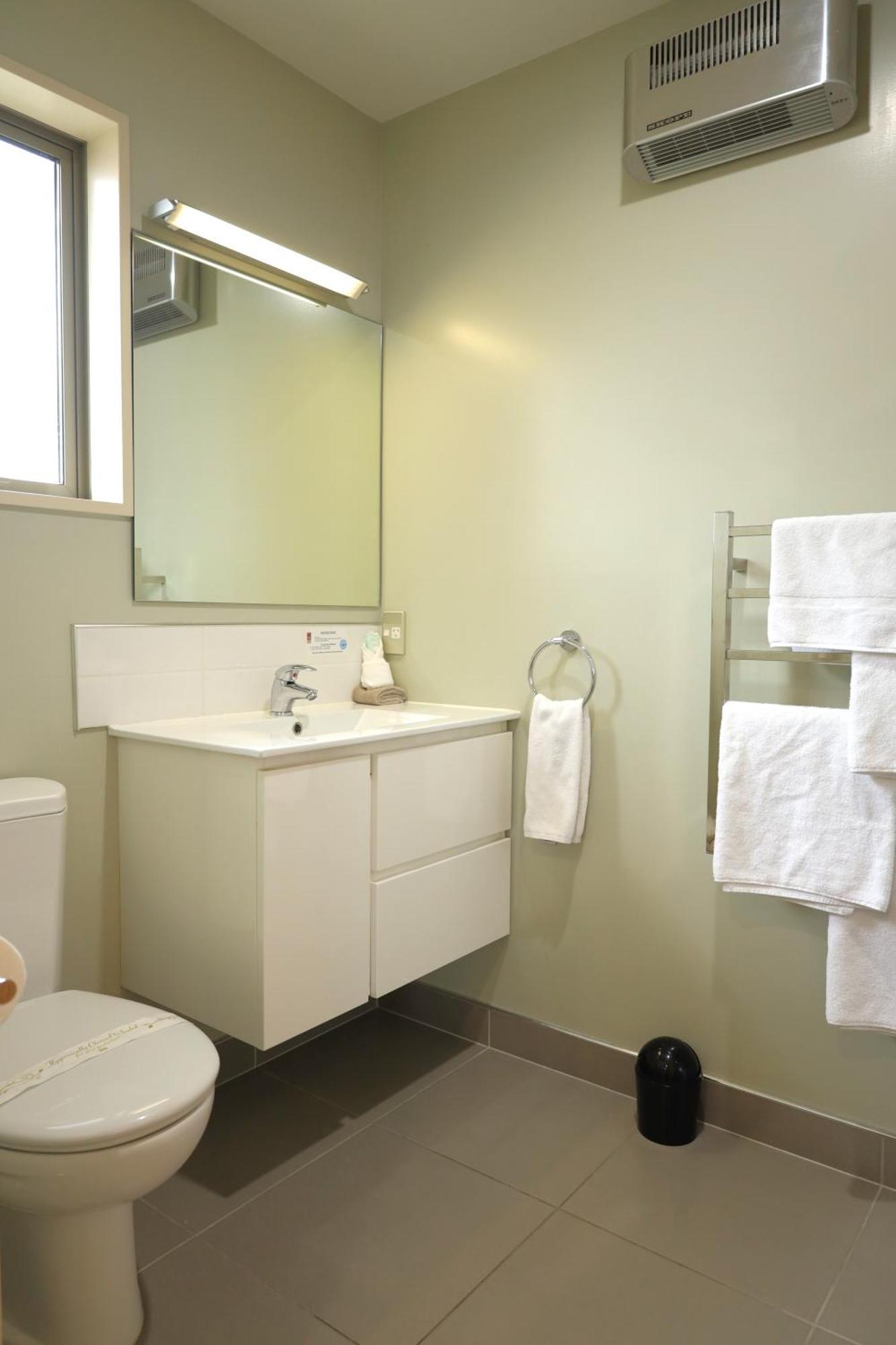Tower Junction Motor Lodge: With Free Railway Shuttle Christchurch