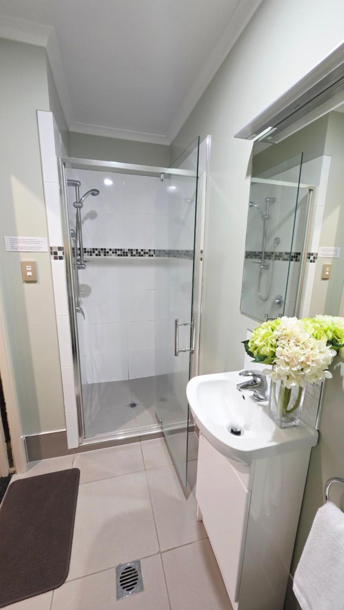 Tower Junction Motor Lodge: With Free Railway Shuttle 4*