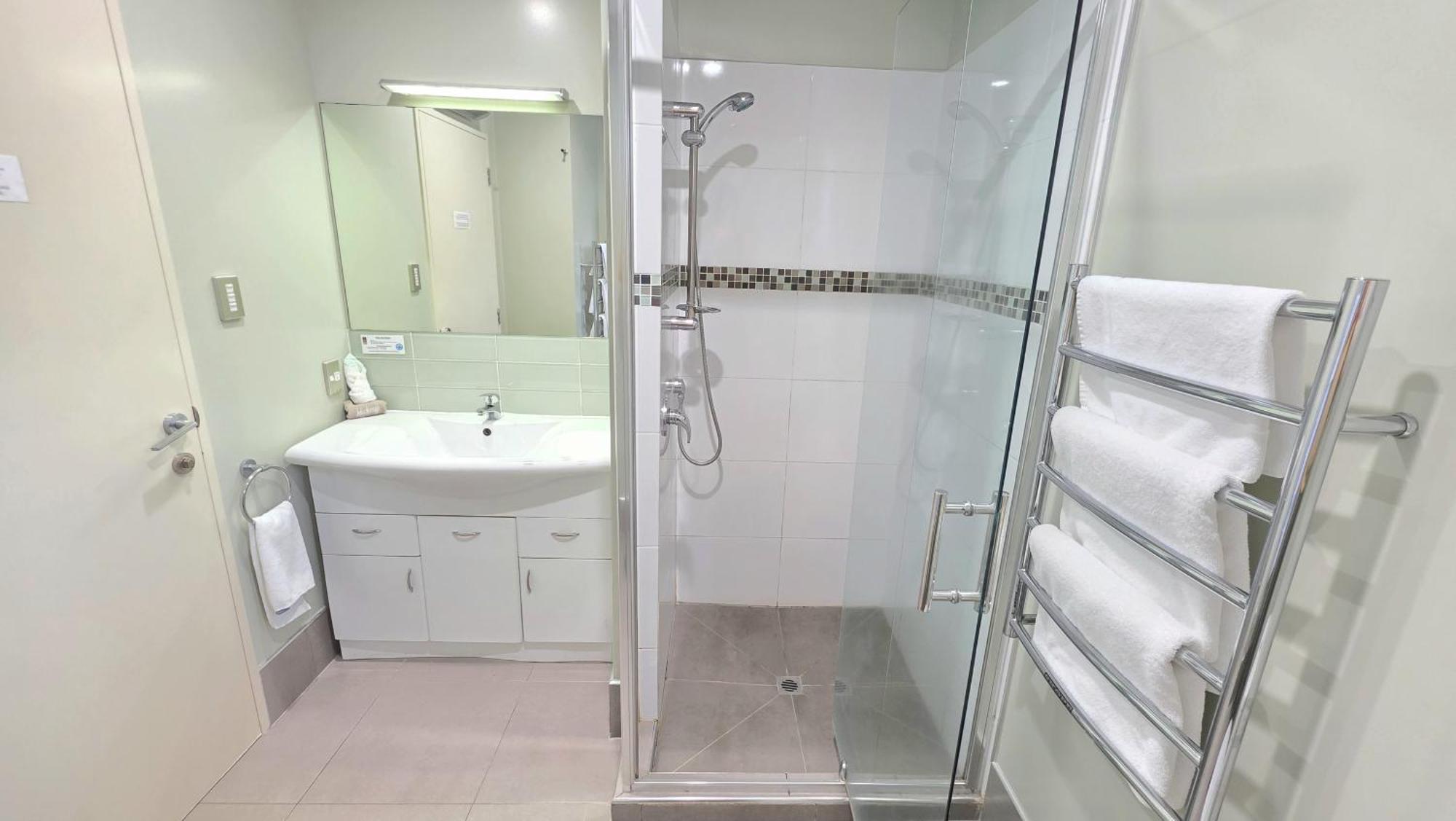 Tower Junction Motor Lodge: With Free Railway Shuttle Motel 4*