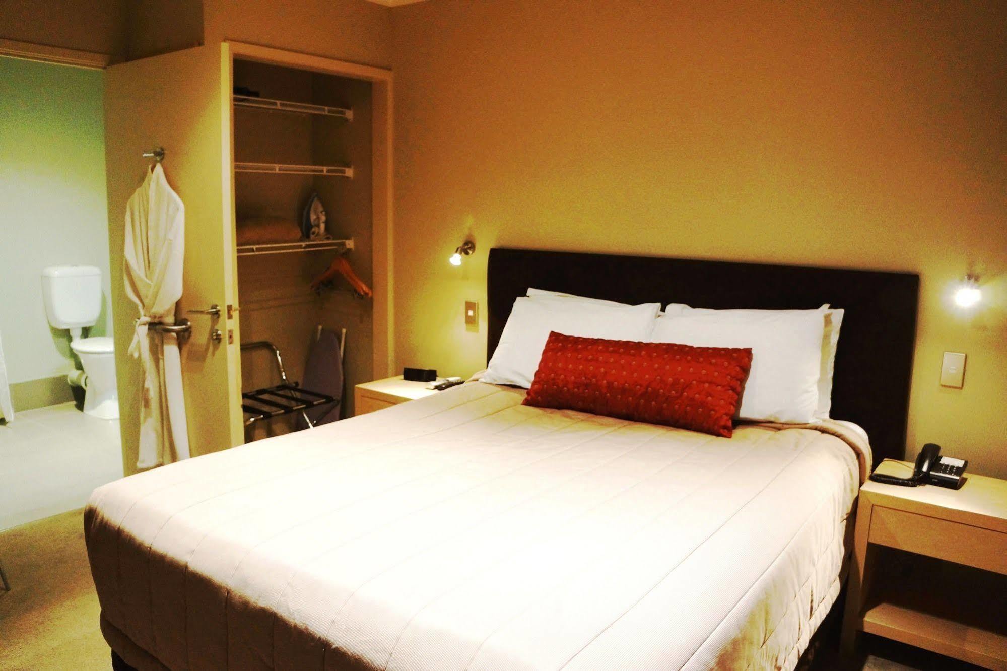 Tower Junction Motor Lodge: With Free Railway Shuttle Motel 4*