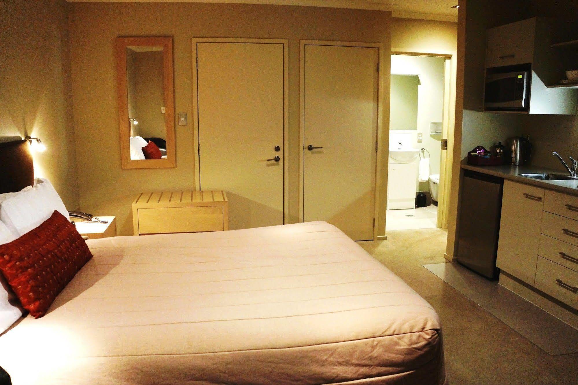 Motel Tower Junction Motor Lodge: With Free Railway Shuttle Christchurch