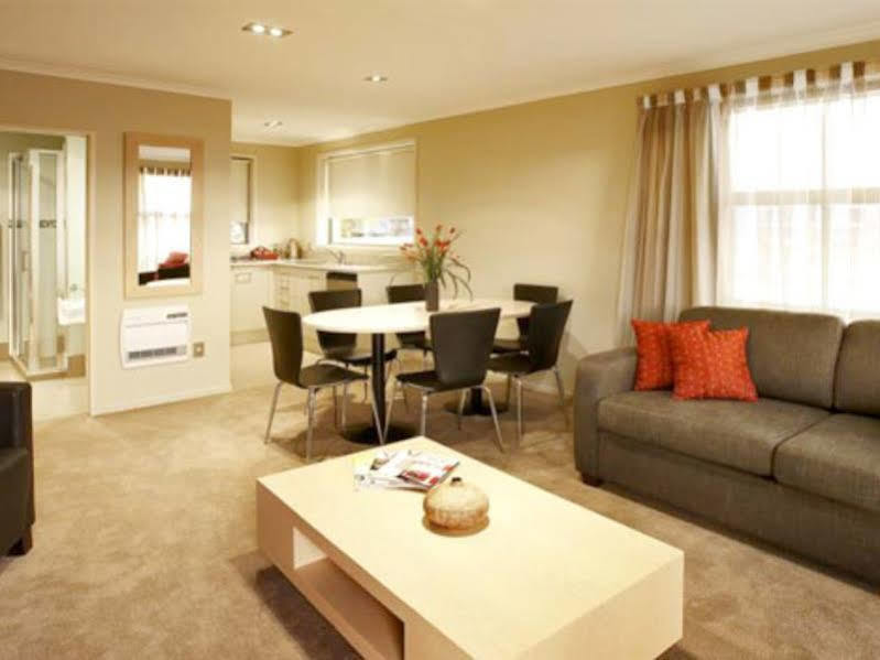 Tower Junction Motor Lodge: With Free Railway Shuttle 4*