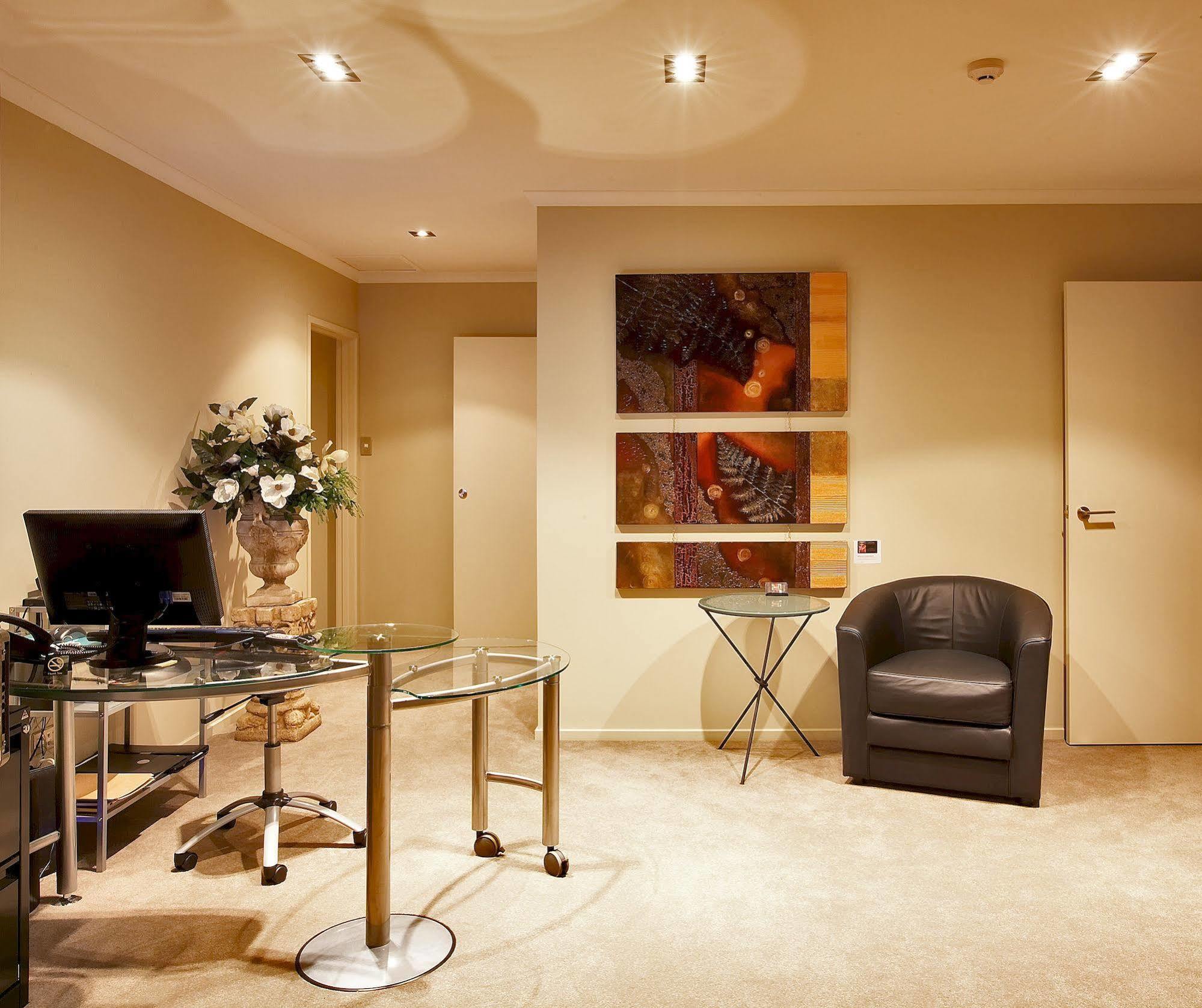 Tower Junction Motor Lodge: With Free Railway Shuttle Motel 4*