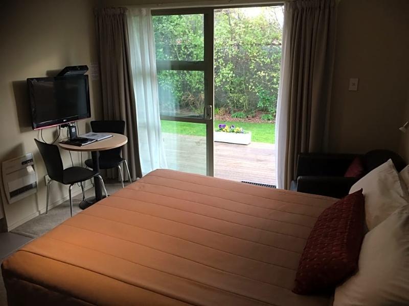 Tower Junction Motor Lodge: With Free Railway Shuttle Motel Christchurch