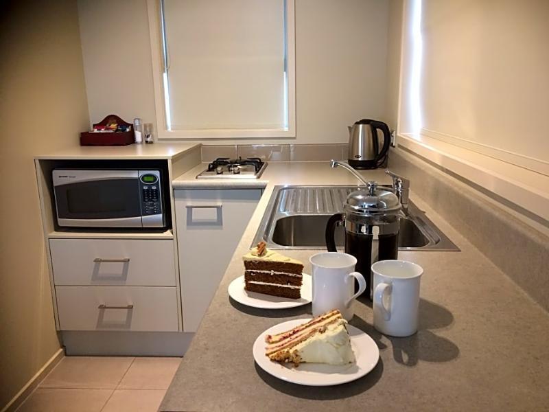 Tower Junction Motor Lodge: With Free Railway Shuttle Motel 4*