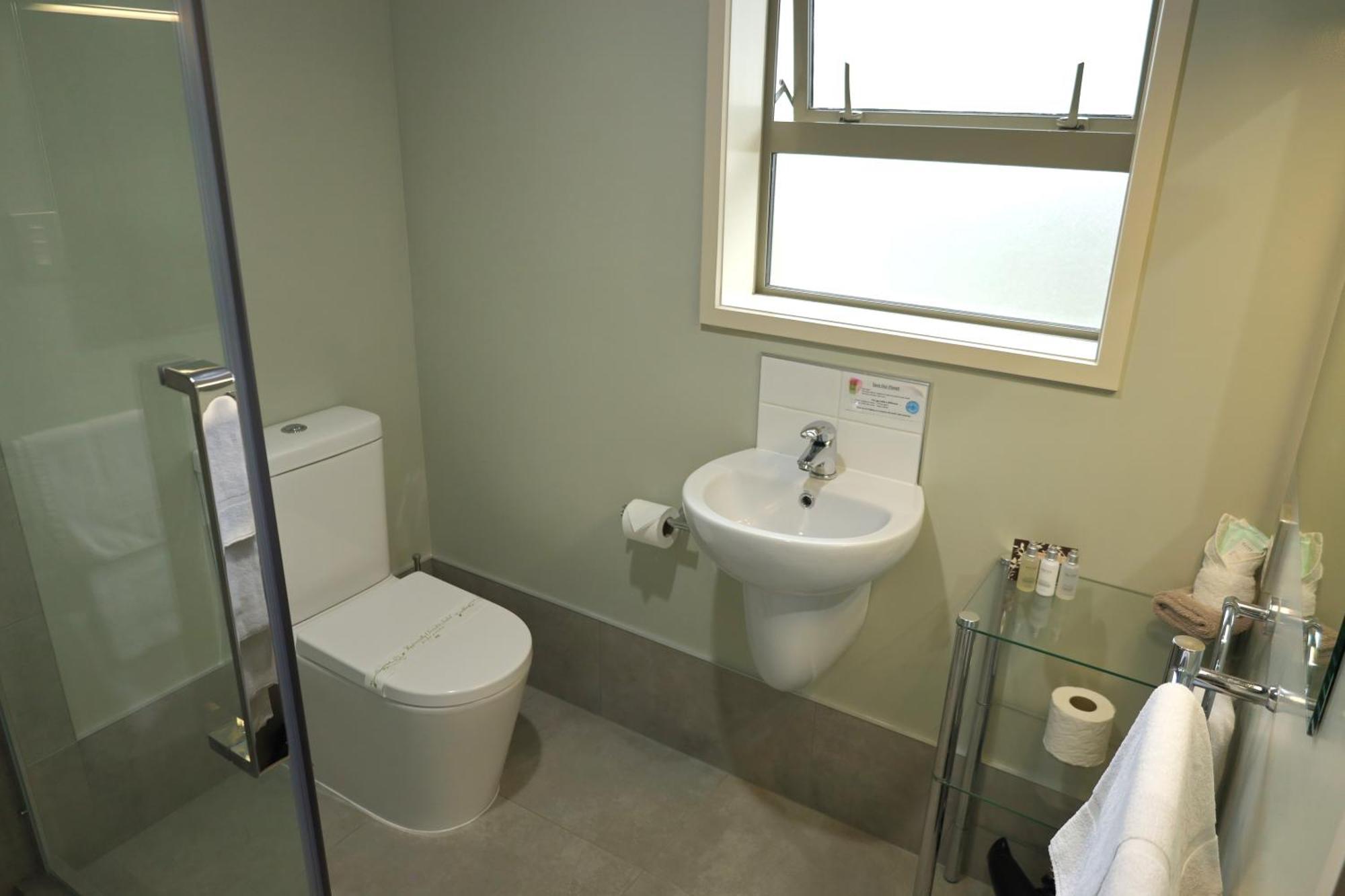 Tower Junction Motor Lodge: With Free Railway Shuttle Christchurch