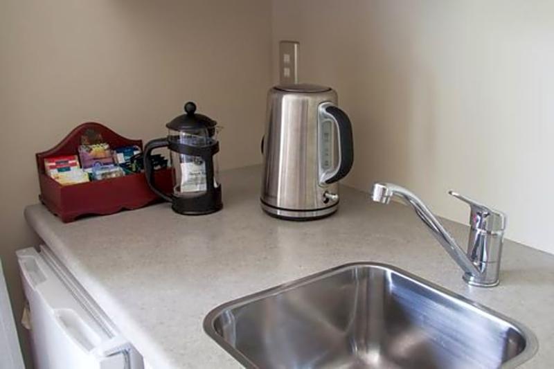Tower Junction Motor Lodge: With Free Railway Shuttle Motel 4*